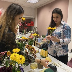 Flora-Art: Floristry with a glass of wine for two people