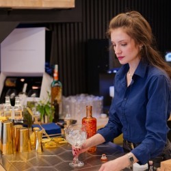 Мастърклас по приготвяне на коктейли с джин за двама - тайната на перфектния баланс