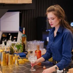 Мастърклас по приготвяне на коктейли с джин за двама - тайната на перфектния баланс