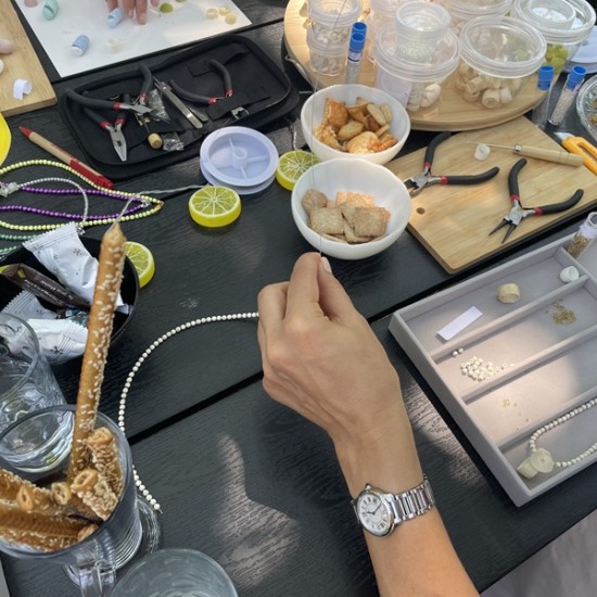 Create your own unique piece of jewelry from natural stones and silk during this creative workshop from Makaroon Create your own unique piece of jewelry from natural stones and silk during this creative workshop from Makaroon