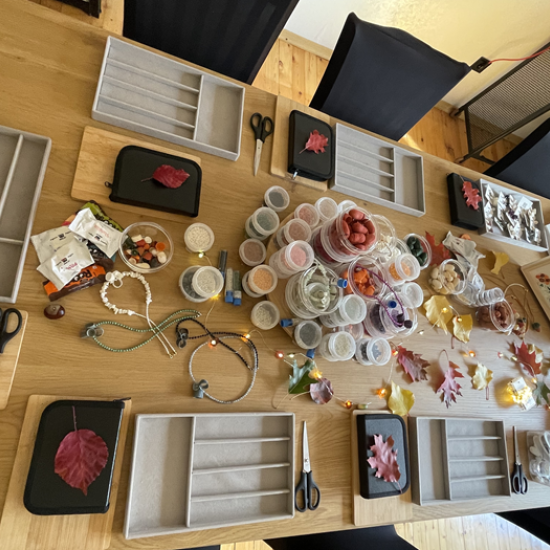 Create your own unique piece of jewelry from natural stones and silk during this creative workshop from Makaroon