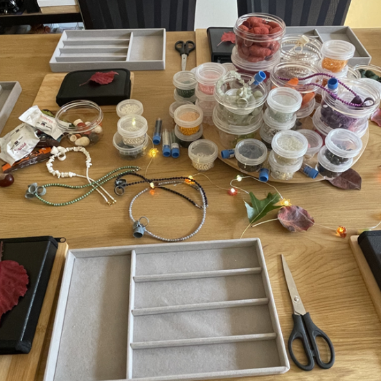 Create your own unique piece of jewelry from natural stones and silk during this creative workshop from Makaroon