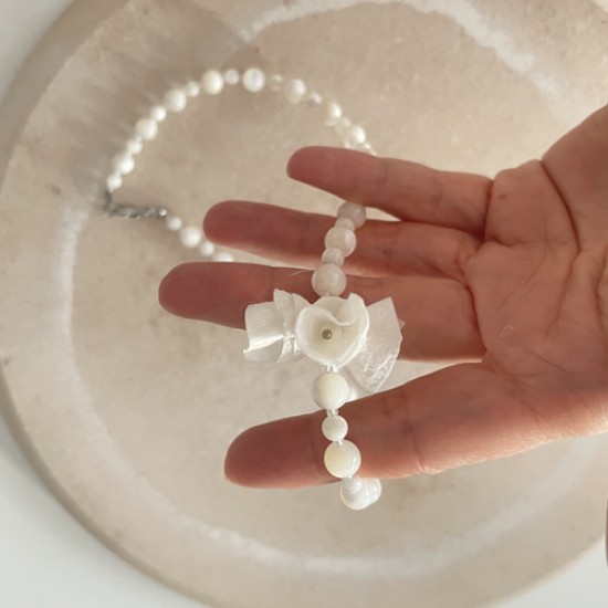 Create your own unique piece of jewelry from natural stones and silk during this creative workshop from Makaroon