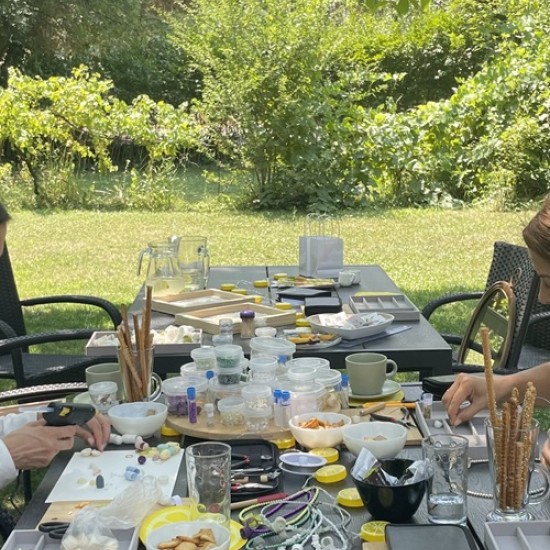 Create your own unique piece of jewelry from natural stones and silk during this creative workshop from Makaroon