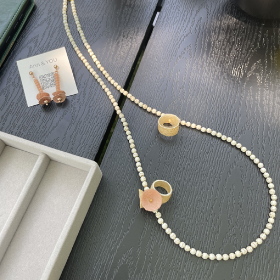 Create your own unique piece of jewelry from natural stones and silk during this creative workshop from Makaroon