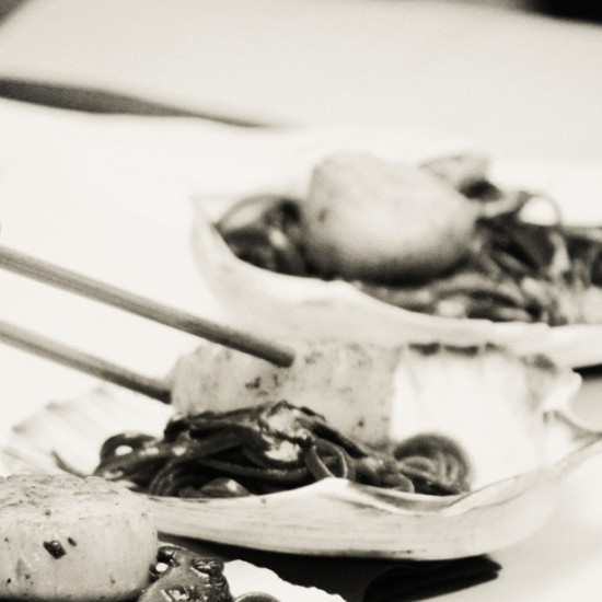 Японска култура и фюжън кухня с 6-степенна дегустация за двама в Hamachi-ni от Makaroon