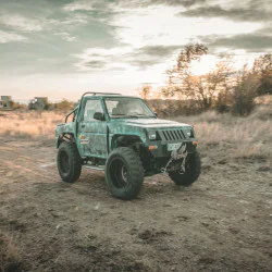 Офроуд шофиране на джип Дайхацу или Автентичен руски джип