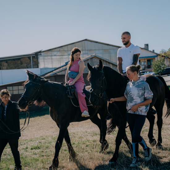 Подарете (си) едно хармонично преживяване сред природата с Конна езда и офроуд тур с АТВ край Велико Търново от Makaroon