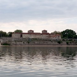Разходка с моторна лодка по Дунава за двама човека в група във Видин Разходка с моторна лодка по Дунава за двама човека в група във Видин