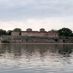 Разходка с моторна лодка по Дунава за двама човека в група във Видин Разходка с моторна лодка по Дунава за двама човека в група във Видин