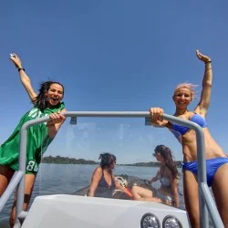 Разходка с моторна лодка по Дунава за двама човека в група във Видин Разходка с моторна лодка по Дунава за двама човека в група във Видин