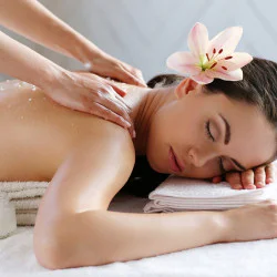 Ароматерапевтичен масаж + ароматна вана в Уелнес център Cosmopolitan Русе 