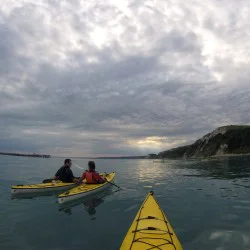 Посрещнете нощта с Тур с каяк по залез слънце“ от плаж Каварна