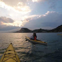 Посрещнете нощта с Тур с каяк по залез слънце за двама от плаж Каварна