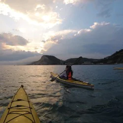 Посрещнете нощта с Тур с каяк по залез слънце за двама от плаж Каварна