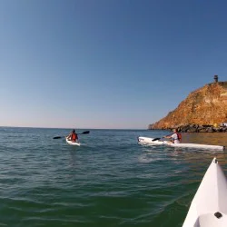 Едно ново морско изживяване с „Урок по морски каякинг или сърфски каяк за начинаещи“ за двама Едно ново морско изживяване с „Урок по морски каякинг или сърфски каяк за начинаещи“ за двама