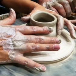 Грънчарска работилница за двама човека в Център за приложни изкуства и занаяти „Къщата“, гр. Велико Търново