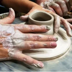 Грънчарска работилница за двама човека в Център за приложни изкуства и занаяти „Къщата“, гр. Велико Търново Грънчарска работилница за двама човека в Център за приложни изкуства и занаяти „Къщата“, гр. Велико Търново