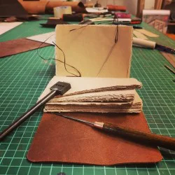 Работилница по книговезане за двама – създайте тефтер с кожена подвързия във Велико Търново