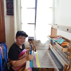 Нишки, чай и бисквитки в Работилница по тъкане за двама човека в Център за приложни изкуства и занаяти „Къщата“, гр. Велико Търново