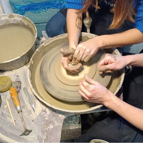 Опознайте магията на глината с Грънчарска работилница за един човек в Център за приложни изкуства и занаяти „Къщата“ от Makaroon