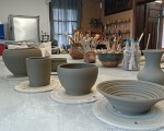Опознайте магията на глината с Грънчарска работилница за един човек в Център за приложни изкуства и занаяти „Къщата“ от Makaroon