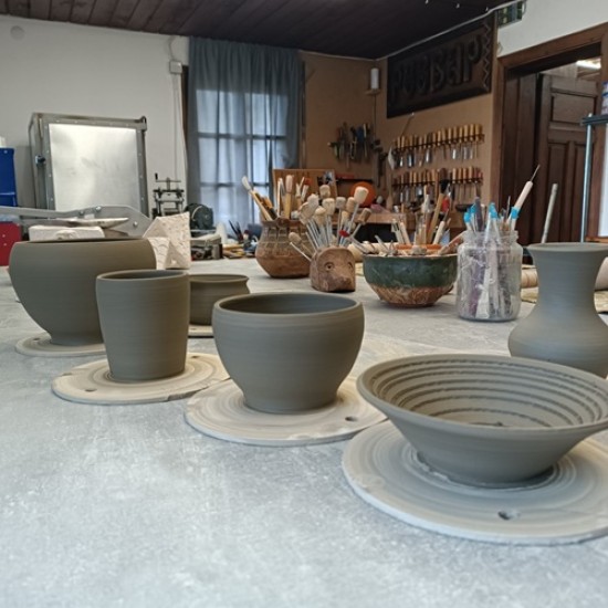 Опознайте магията на глината с Грънчарска работилница за един човек в Център за приложни изкуства и занаяти „Къщата“ от Makaroon
