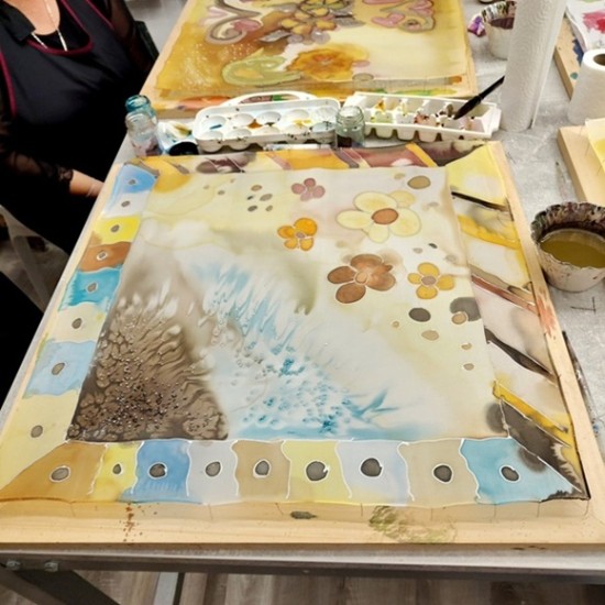 Цвят, вдъхновение и спомен в копринен шал в Работилница за рисувана коприна във Велико Търново от Makaroon Цвят, вдъхновение и спомен в копринен шал в Работилница за рисувана коприна във Велико Търново от Makaroon