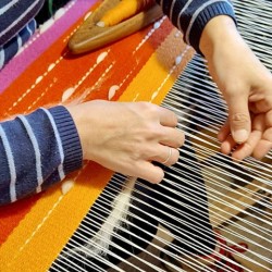 Нишки, чай и бисквитки в Работилница по тъкане за двама човека в Център за приложни изкуства и занаяти „Къщата“, гр. Велико Търново