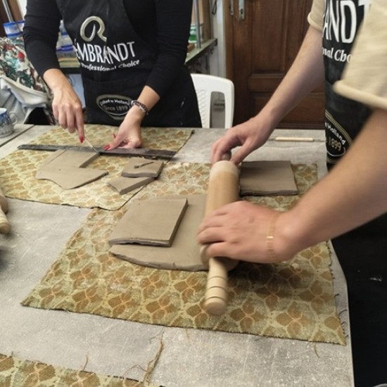 Разкрийте творческия си потенциал с Работилница по художествена керамика в Център за приложни изкуства и занаяти „Къщата“ от Makaroon