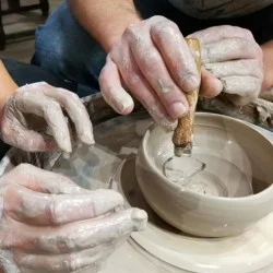 Грънчарска работилница за двама човека в Център за приложни изкуства и занаяти „Къщата“, гр. Велико Търново Грънчарска работилница за двама човека в Център за приложни изкуства и занаяти „Къщата“, гр. Велико Търново