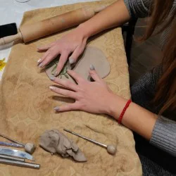 Работилница по художествена керамика за двама човека в Център за приложни изкуства и занаяти „Къщата“, гр. Велико Търново