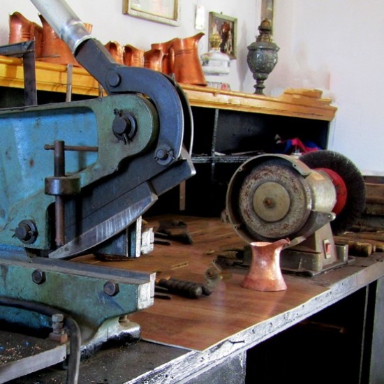 Древни занаяти, красиви накити и спираща дъха гледка с Работилничка по медникарство във Велико Търново от Makaroon