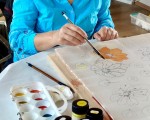 Цвят, вдъхновение и спомен в копринен шал в Работилница за рисувана коприна във Велико Търново от Makaroon Цвят, вдъхновение и спомен в копринен шал в Работилница за рисувана коприна във Велико Търново от Makaroon