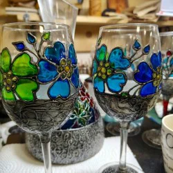 Работилничка за рисувано стъкло: Създайте своя чаша за вино във Велико Търново Работилничка за рисувано стъкло: Създайте своя чаша за вино във Велико Търново