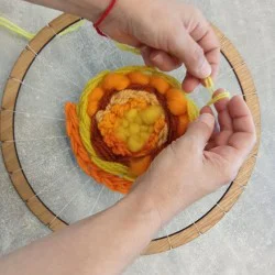 Нишки, чай и бисквитки в Работилница по тъкане за двама човека в Център за приложни изкуства и занаяти „Къщата“, гр. Велико Търново