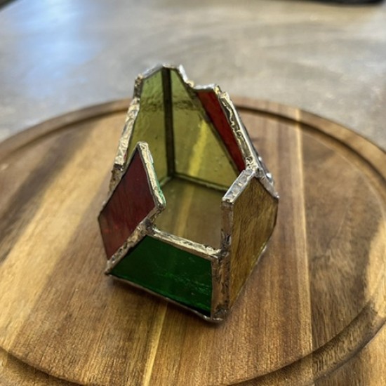 Потопете се в творческа атмосфера и създайте свой изящен свещник с Работилница по витраж във Велико Търново от Makaroon