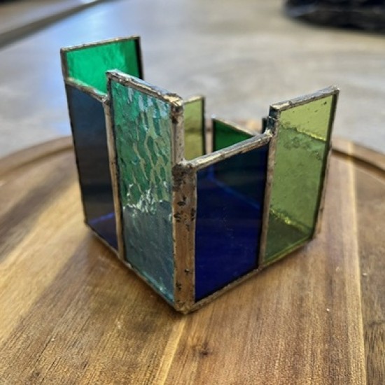 Потопете се в творческа атмосфера и създайте свой изящен свещник с Работилница по витраж във Велико Търново от Makaroon