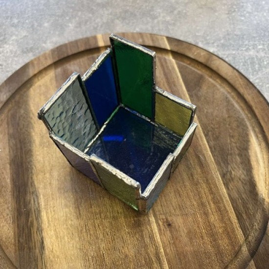 Потопете се в творческа атмосфера и създайте свой изящен свещник с Работилница по витраж във Велико Търново от Makaroon