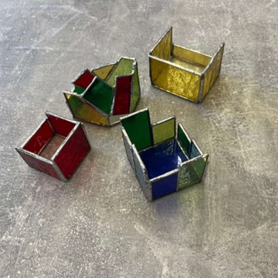 Потопете се в творческа атмосфера и създайте свой изящен свещник с Работилница по витраж във Велико Търново от Makaroon