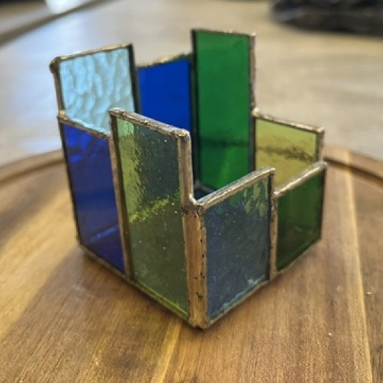 Потопете се в творческа атмосфера и създайте свой изящен свещник с Работилница по витраж във Велико Търново от Makaroon