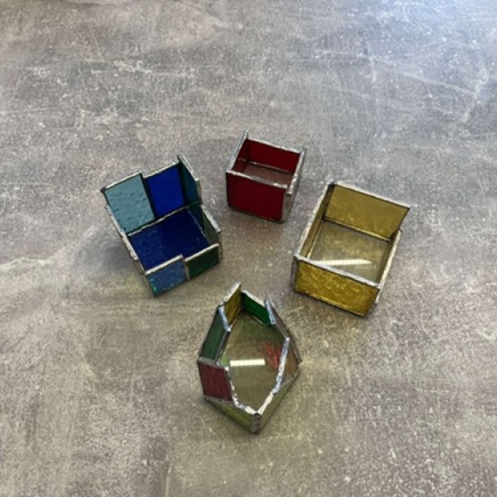 Потопете се в творческа атмосфера и създайте свой изящен свещник с Работилница по витраж във Велико Търново от Makaroon