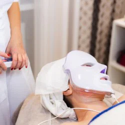 Фототерапия с LED маска за възстановяване на кожата в Пловдив