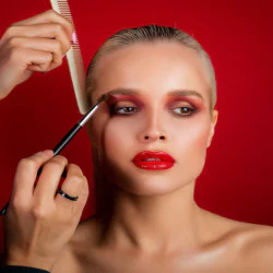 Пълна промяна: Професионален грим + мигли в Пловдив