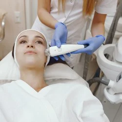 Красива и стегната кожа без бръчки с Радиочестотен лифтинг на лице, шия и деколте в Пловдив