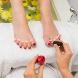 Пакет пълен релакс с "Антицелулитен масаж с вендузи + Педикюр с гел лак + Перлена вана" в Пловдив