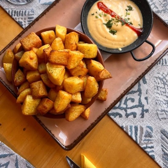 Споделете една прекрасна вечеря с вкус на Испания с любим човек с 4-степенно меню по избор в La Barraka Bistro от Makaroon