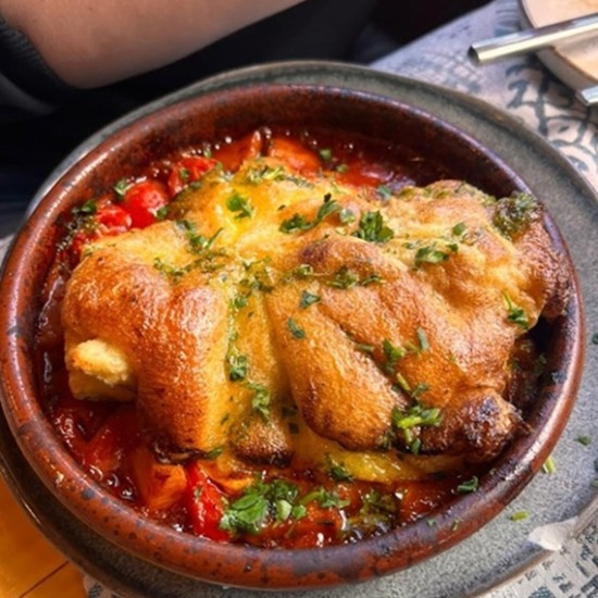 Споделете една прекрасна вечеря с вкус на Испания с любим човек с 4-степенно меню по избор в La Barraka Bistro от Makaroon