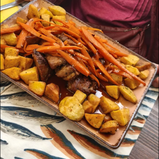 Споделете една прекрасна вечеря с вкус на Испания с любим човек с 4-степенно меню по избор в La Barraka Bistro от Makaroon