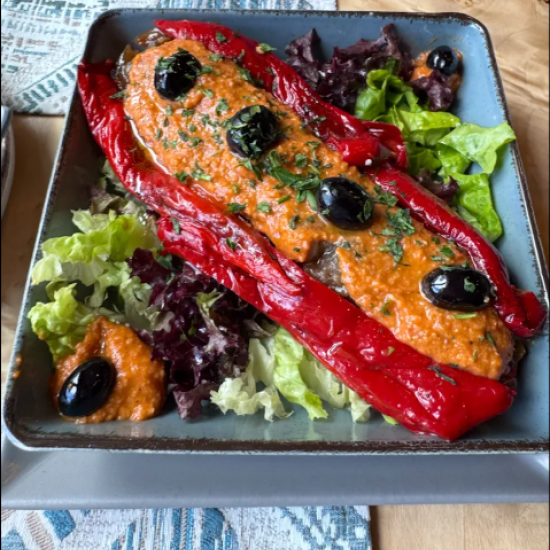 Споделете една прекрасна вечеря с вкус на Испания с любим човек с 4-степенно меню по избор в La Barraka Bistro от Makaroon